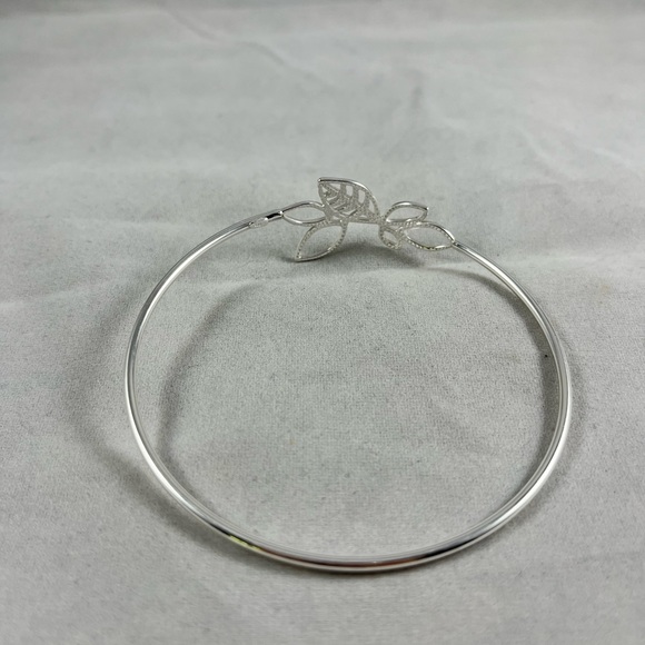 NEW Sterling silver bangle with leaf motif - Picture 7 of 7